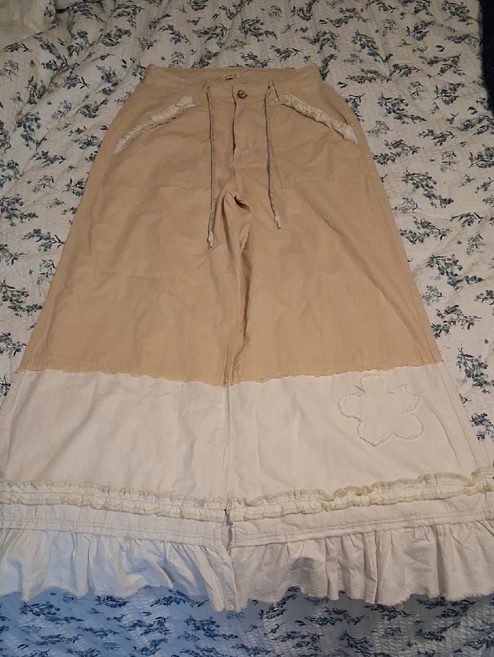 POL Drawstring Wide Leg in Beige with Cream Ruffle/Flower Detail - Size Small
